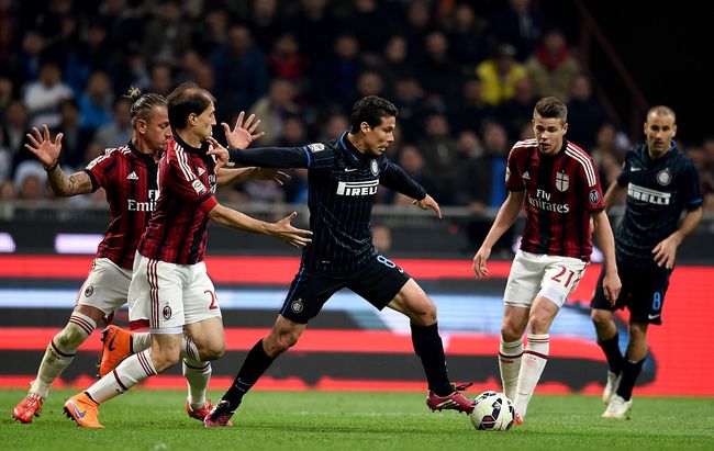 赛前门兴格拉德巴赫调整名单以备意甲，战术微调环节打磨，气氛紧张，训练强度明显提升